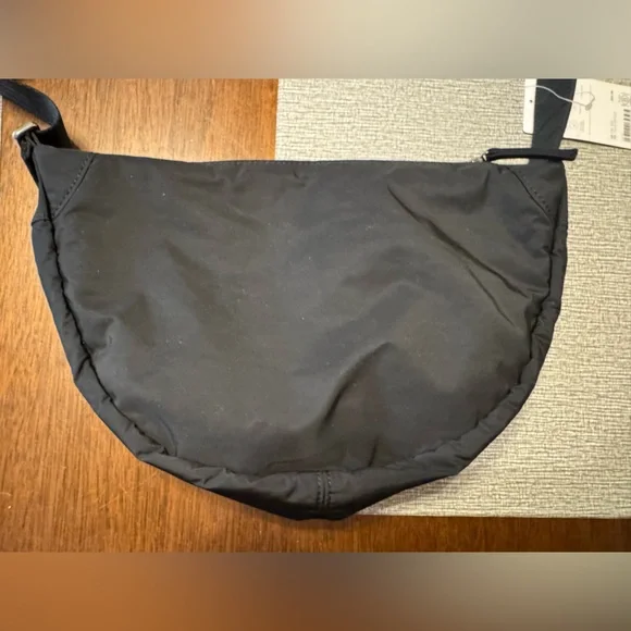 NWT Athleta All About Crossbody Bag in Black - Picture 4 of 7